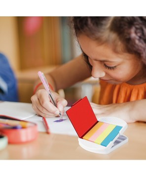 Pisa papeles en plástico.