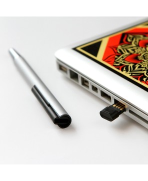 Bolígrafo con USB 8 GB.